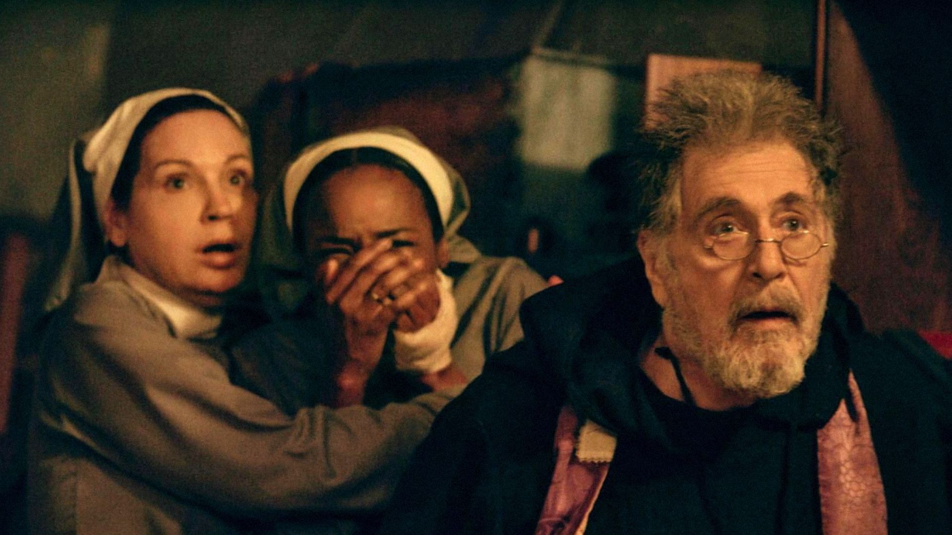 L'attore Al Pacino in occhiali e una felpa nera guarda di lato con la bocca aperta