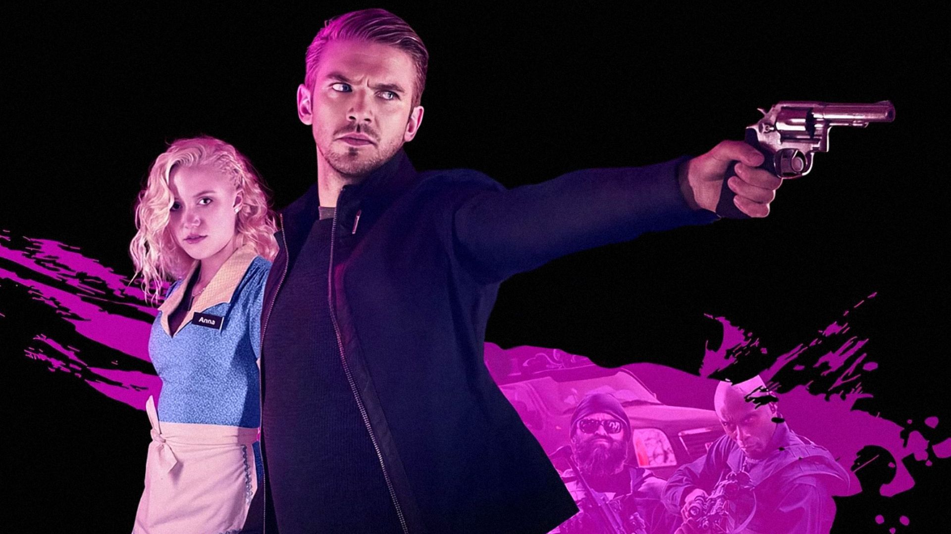 L'attore Dan Stevens in possesso di una pistola e l'attrice Maika Monroe in un costume da cameriera