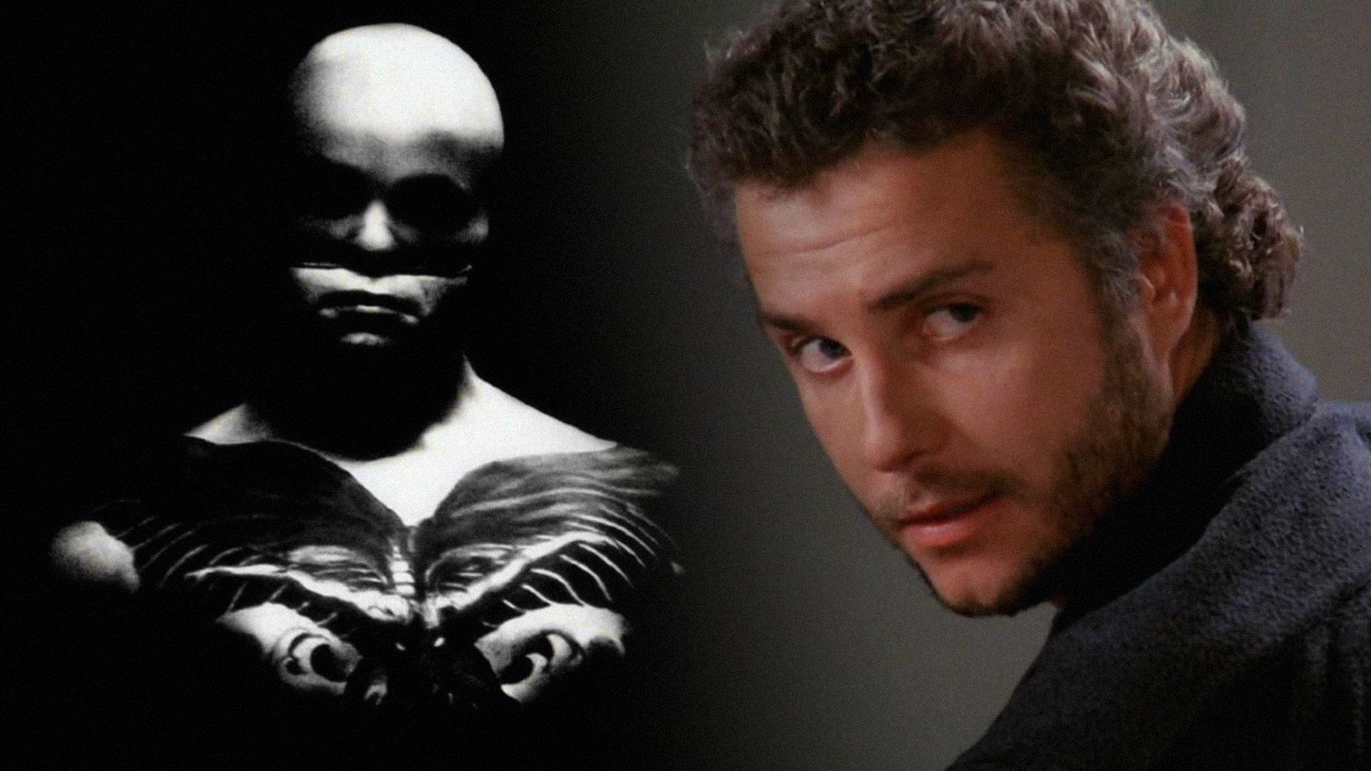 Un uomo con un tatuaggio in una maschera nera e l'attore William Petersen in una giacca grigia