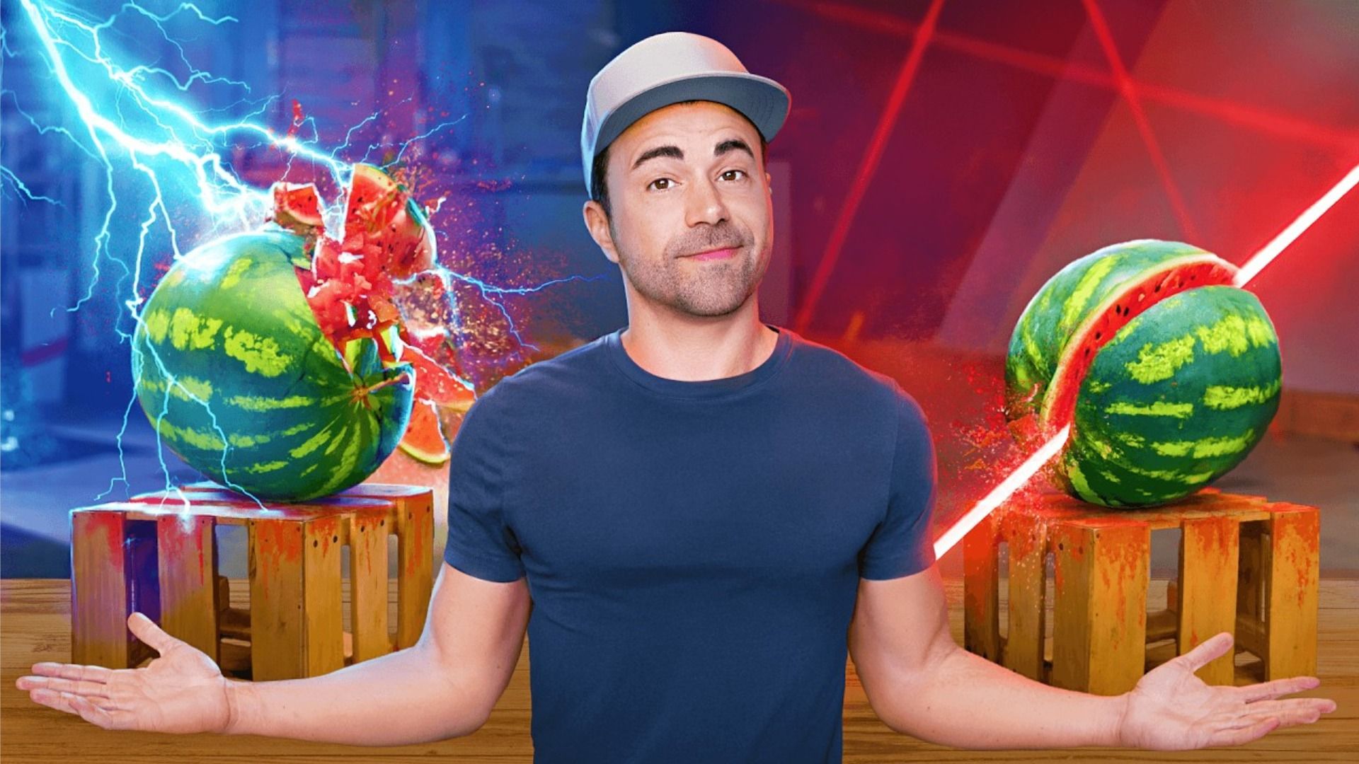 Blogger Mark Rober in una maglietta blu e berretto accanto a due cocomeri