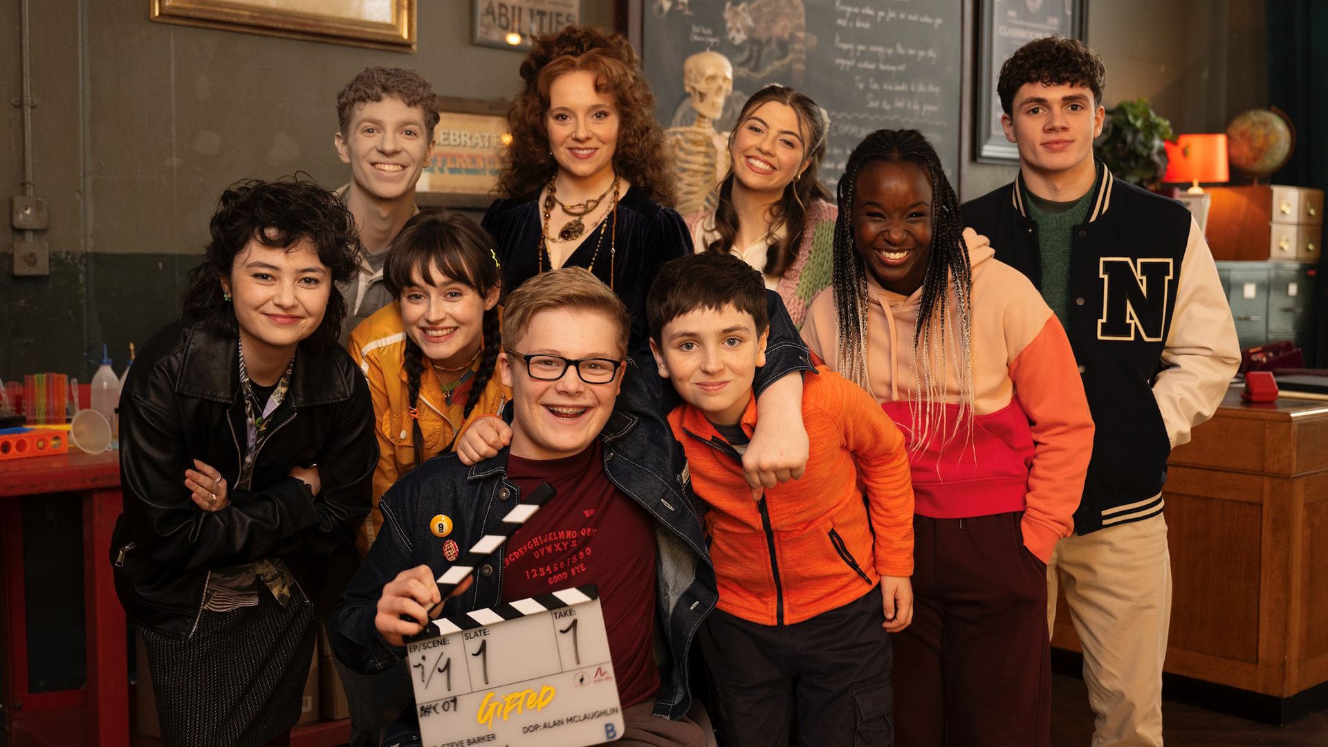 Dominic McLaughlin e altri attori della serie "The Gifted" posano per una foto di gruppo