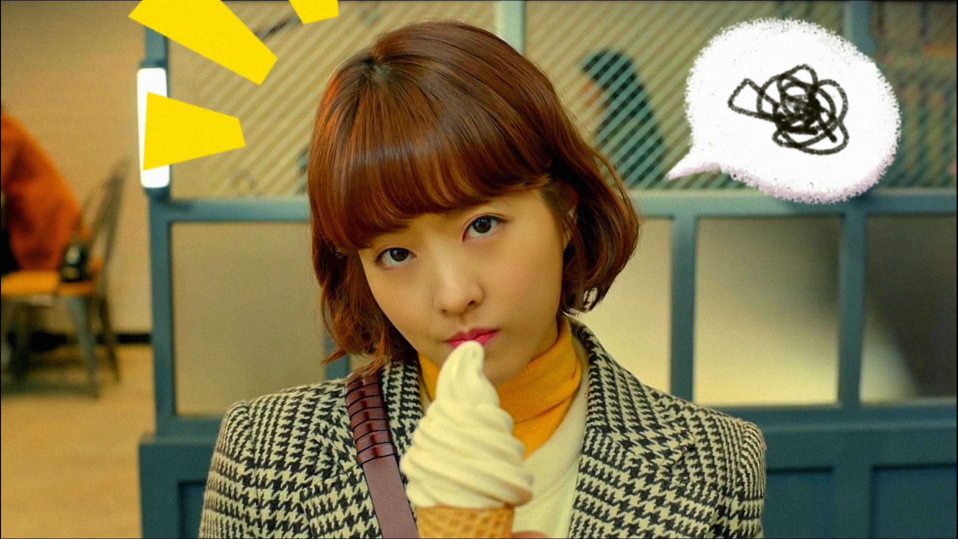 Una ragazza ha inclinato la testa e guarda la telecamera, tenendo un cono gelato tra le mani