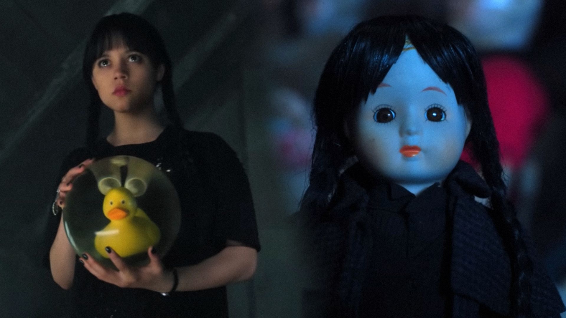 L'attrice Jenna Ortega con capelli neri tiene in mano una sfera trasparente con un'anatra gialla