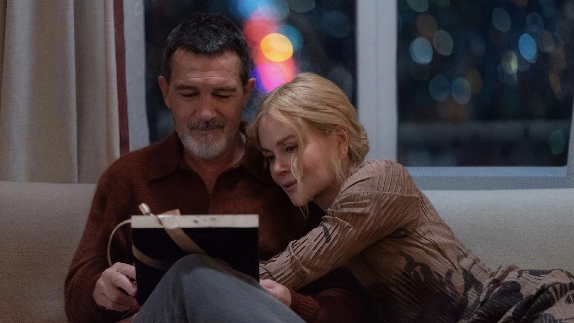 Antonio Banderas e Nicole Kidman seduti su un divano abbracciati