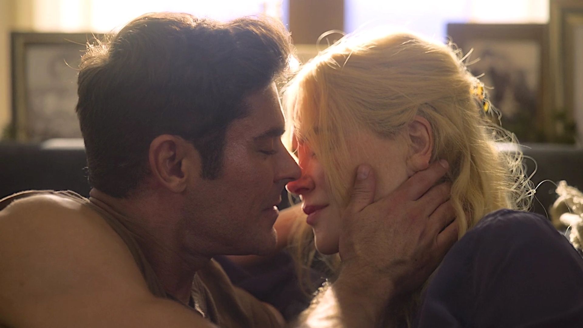 Primo piano dei volti di Zac Efron e Nicole Kidman, un attimo prima di un bacio