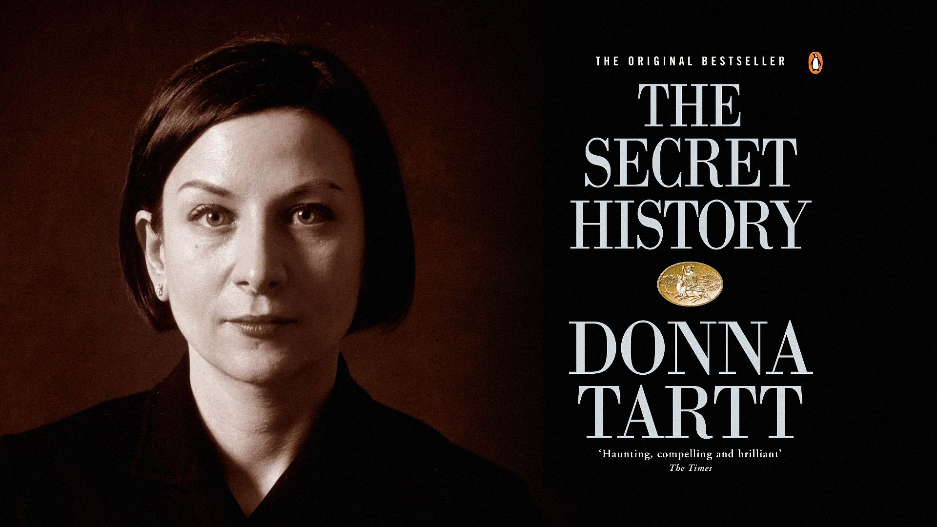 La scrittrice Donna Tartt in abiti neri guarda la telecamera accanto alla copertina di un libro con un piccolo pinguino