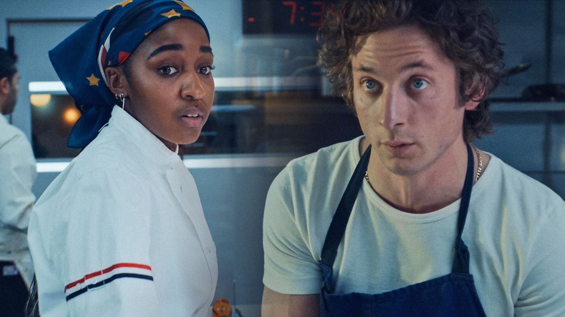 Una ragazza con il foulard in abiti da chef e l'attore Jeremy Allen White con un grembiule blu