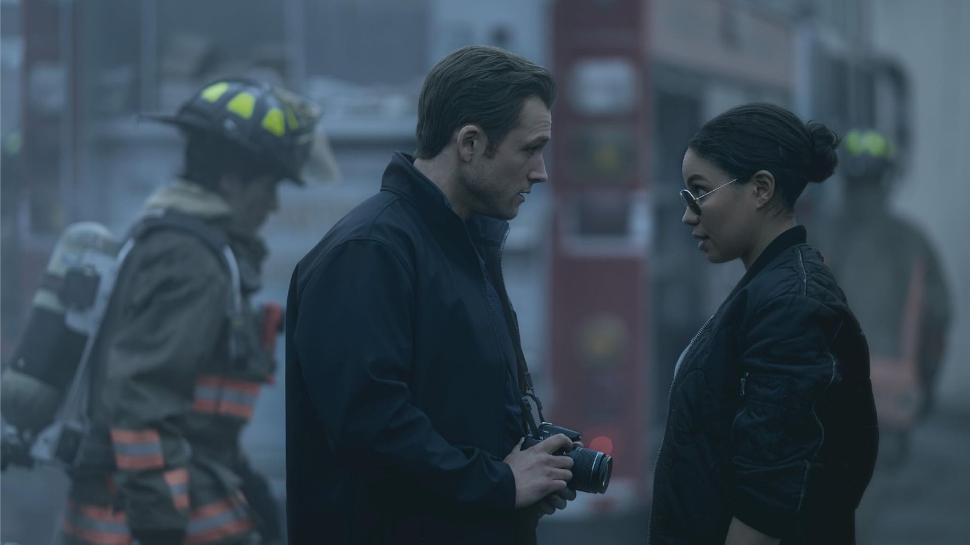 Gli attori Taron Egerton e Jurnee Smollett in abiti neri si guardano