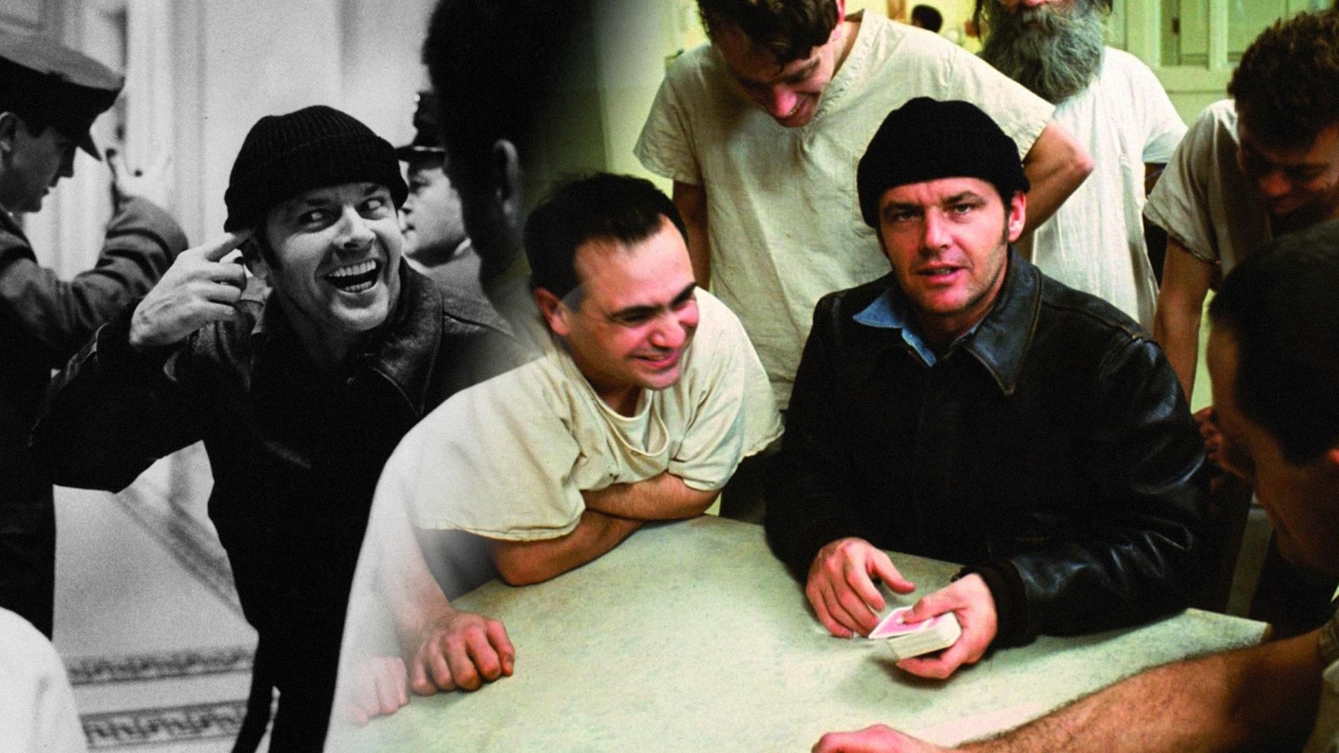 L'attore Jack Nicholson con un cappello nero seduto con le carte in mano e sorridente