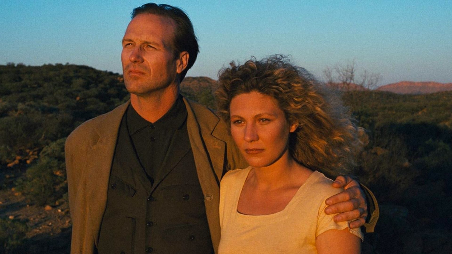 L'attore William Hurt in giacca marrone abbraccia l'attrice Solveig Dommartin in maglietta bianca