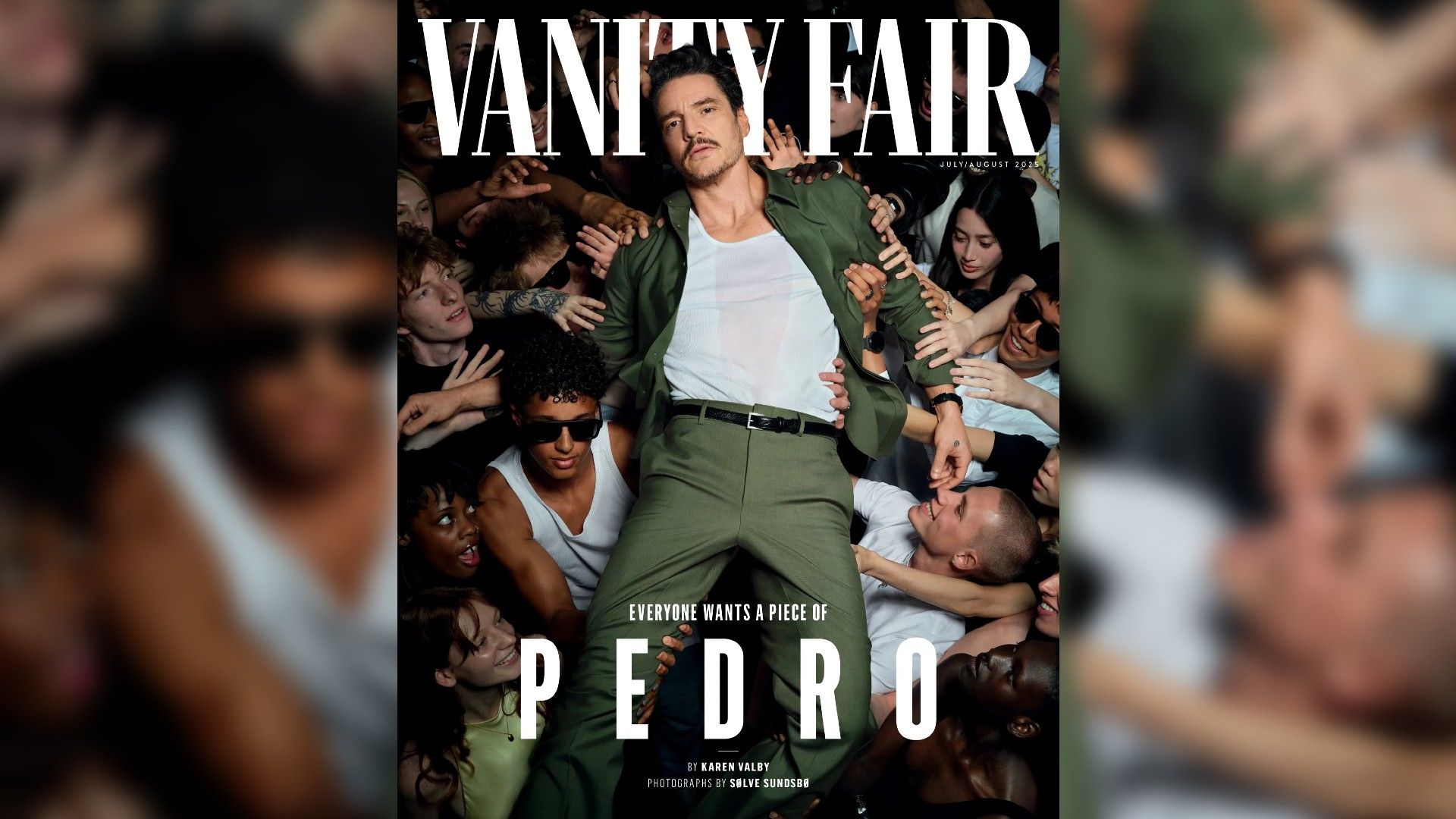 Pedro Pascal portato in braccio dalle persone con il testo di Vanity Fair sopra