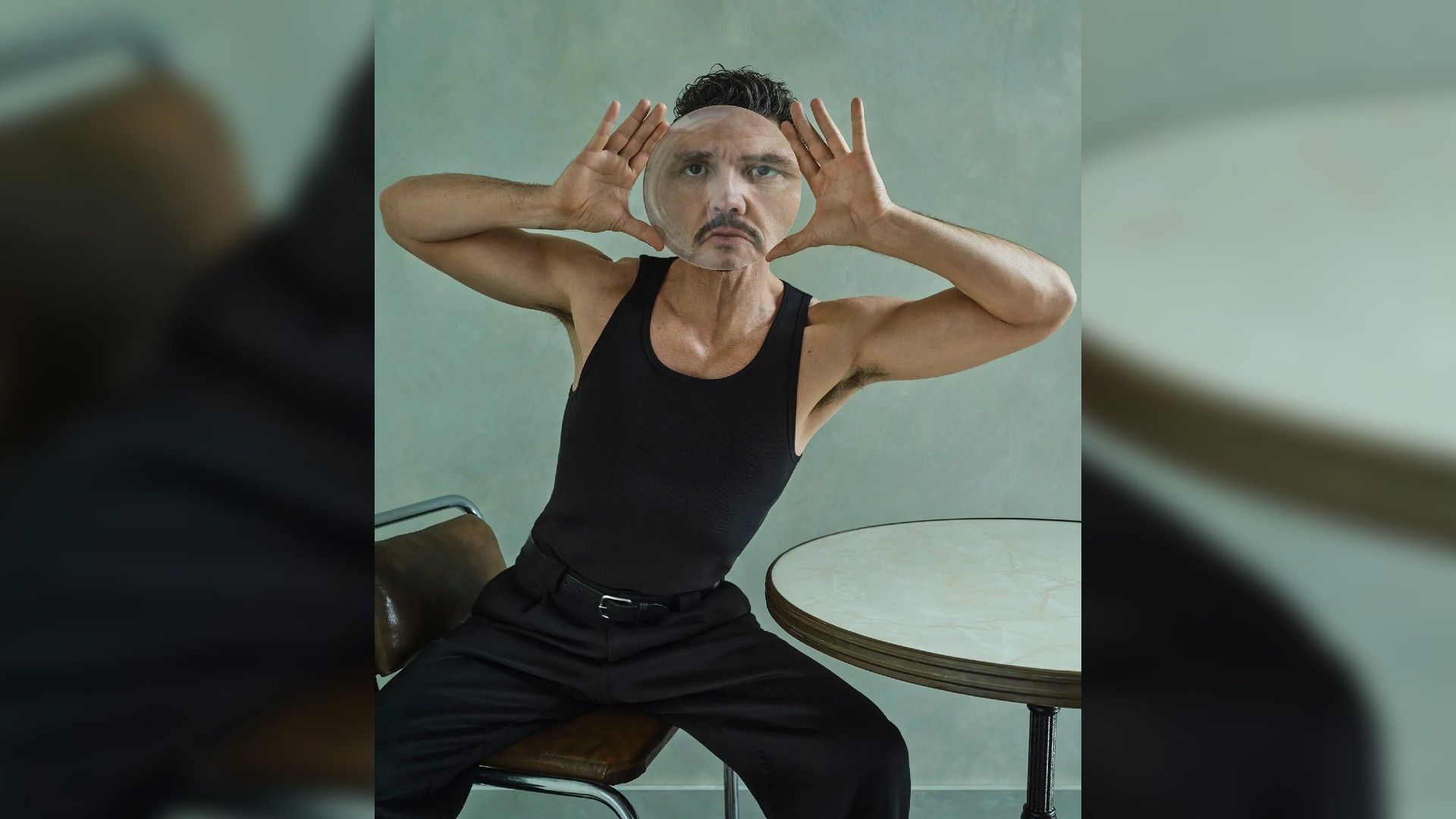Pedro Pascal che tiene una lente d'ingrandimento e guarda attraverso di essa
