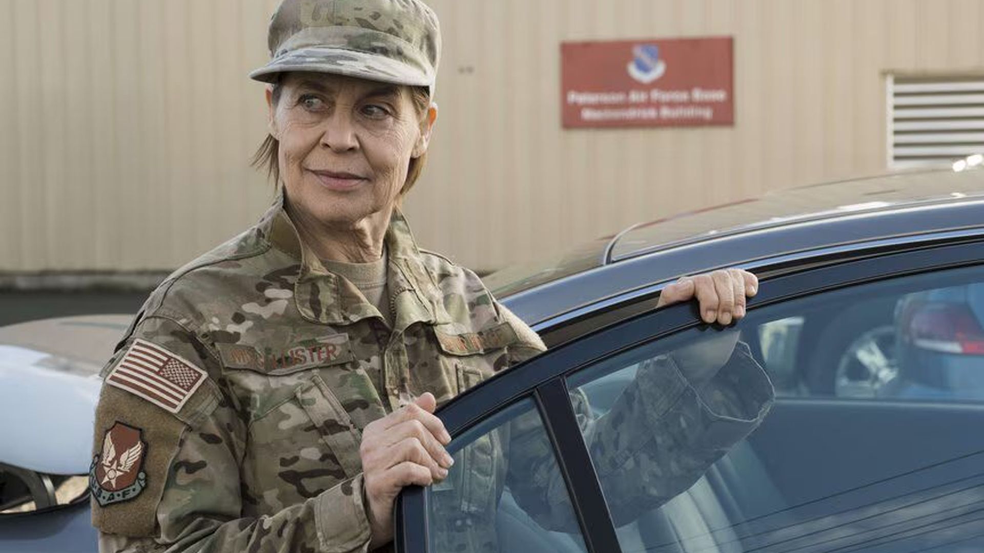 Linda Hamilton nella serie "Resident Alien"