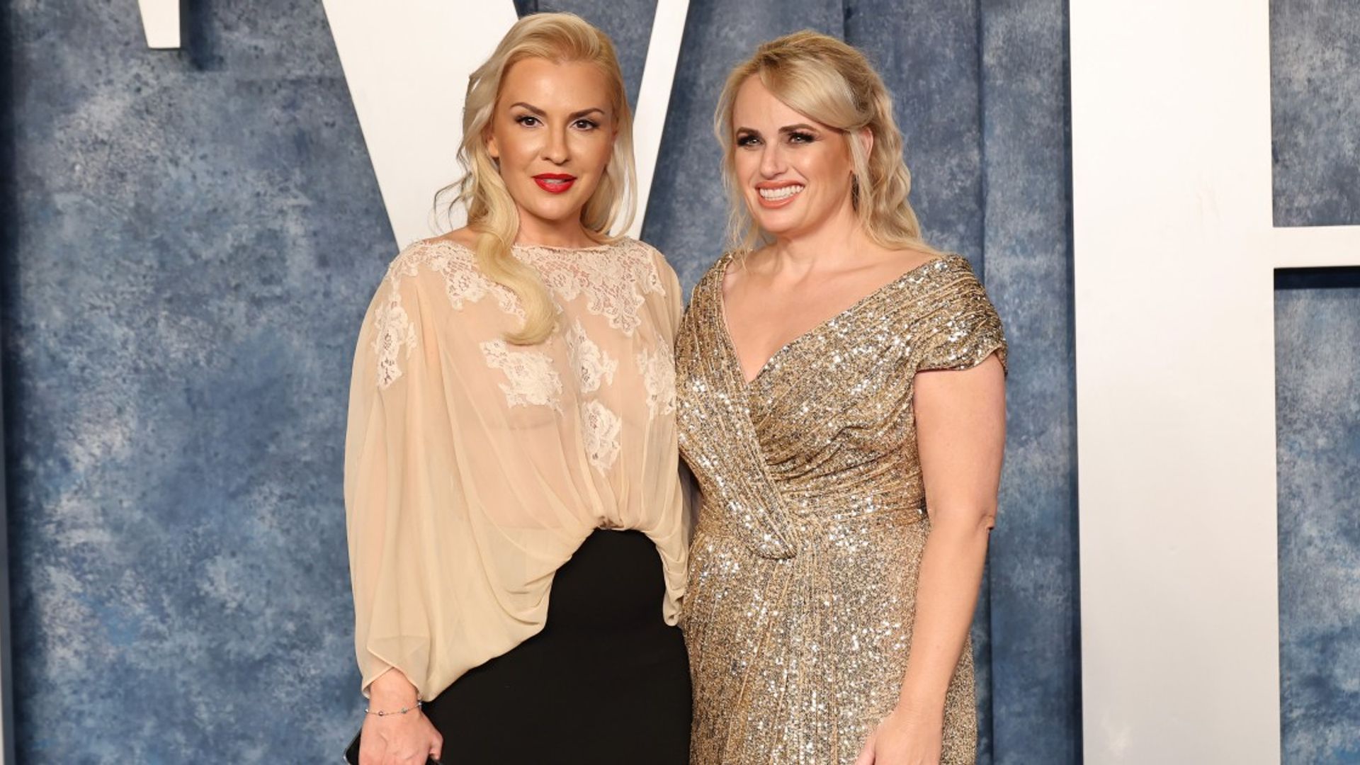 Rebel Wilson e Ramona Agruma in piedi con vestiti su sfondo chiaro