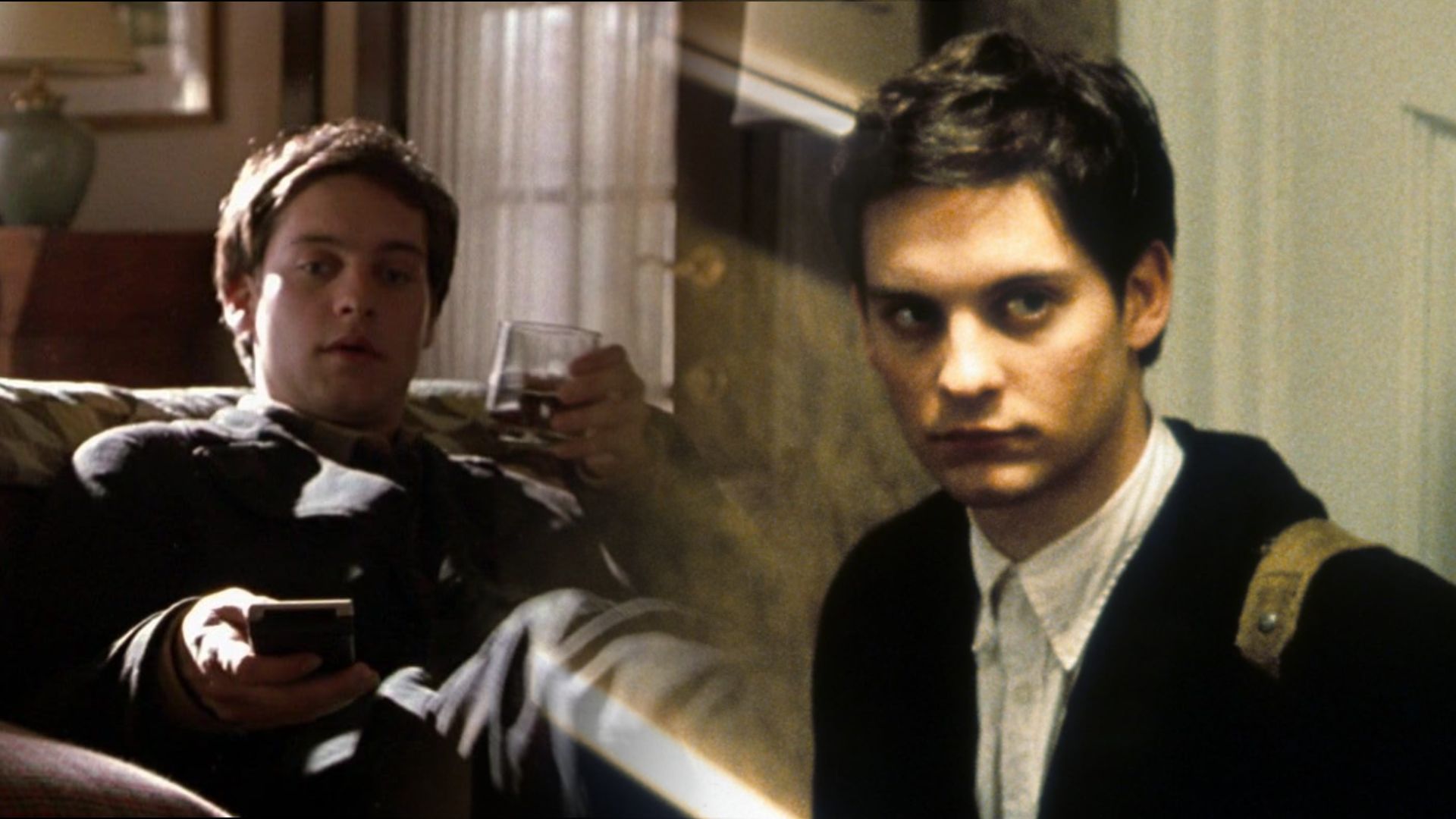 L'attore Tobey Maguire in abiti neri seduto su un letto con un bicchiere in mano