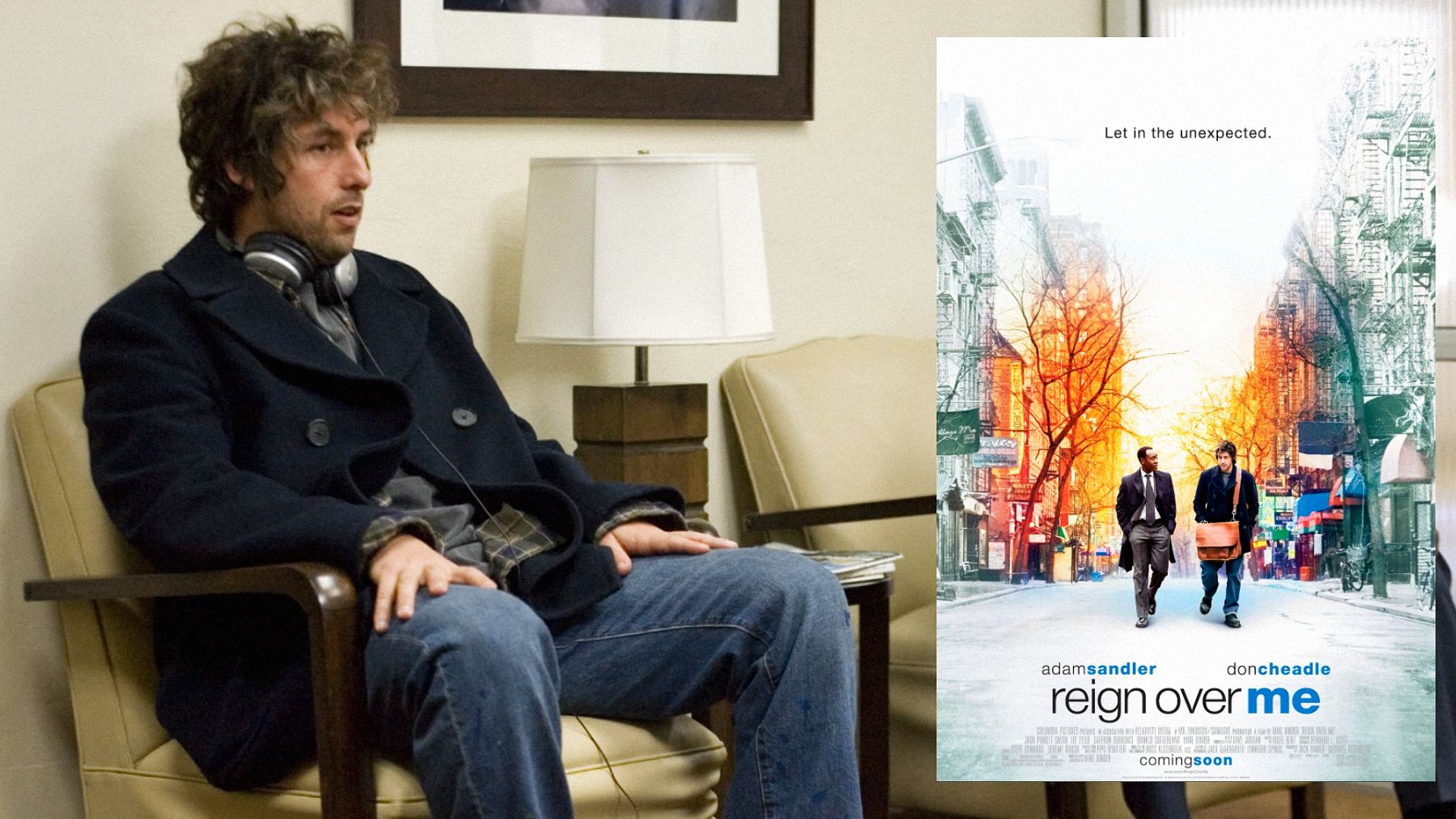 L'attore Adam Sandler in cappotto nero siede su una sedia accanto a un poster del film che lo ritrae mentre cammina per strada