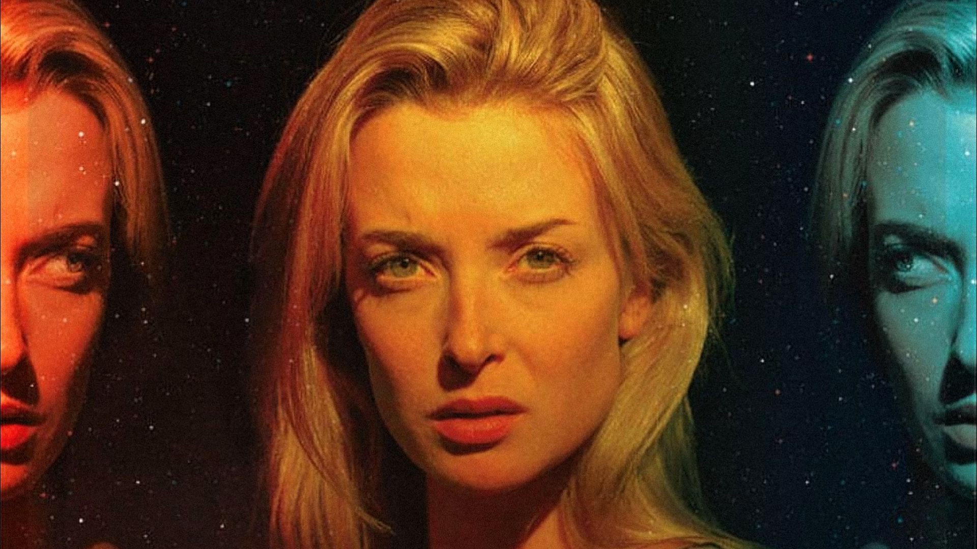 L'attrice Emily Foxler guarda frontalmente e di profilo in una luce giallo-verde