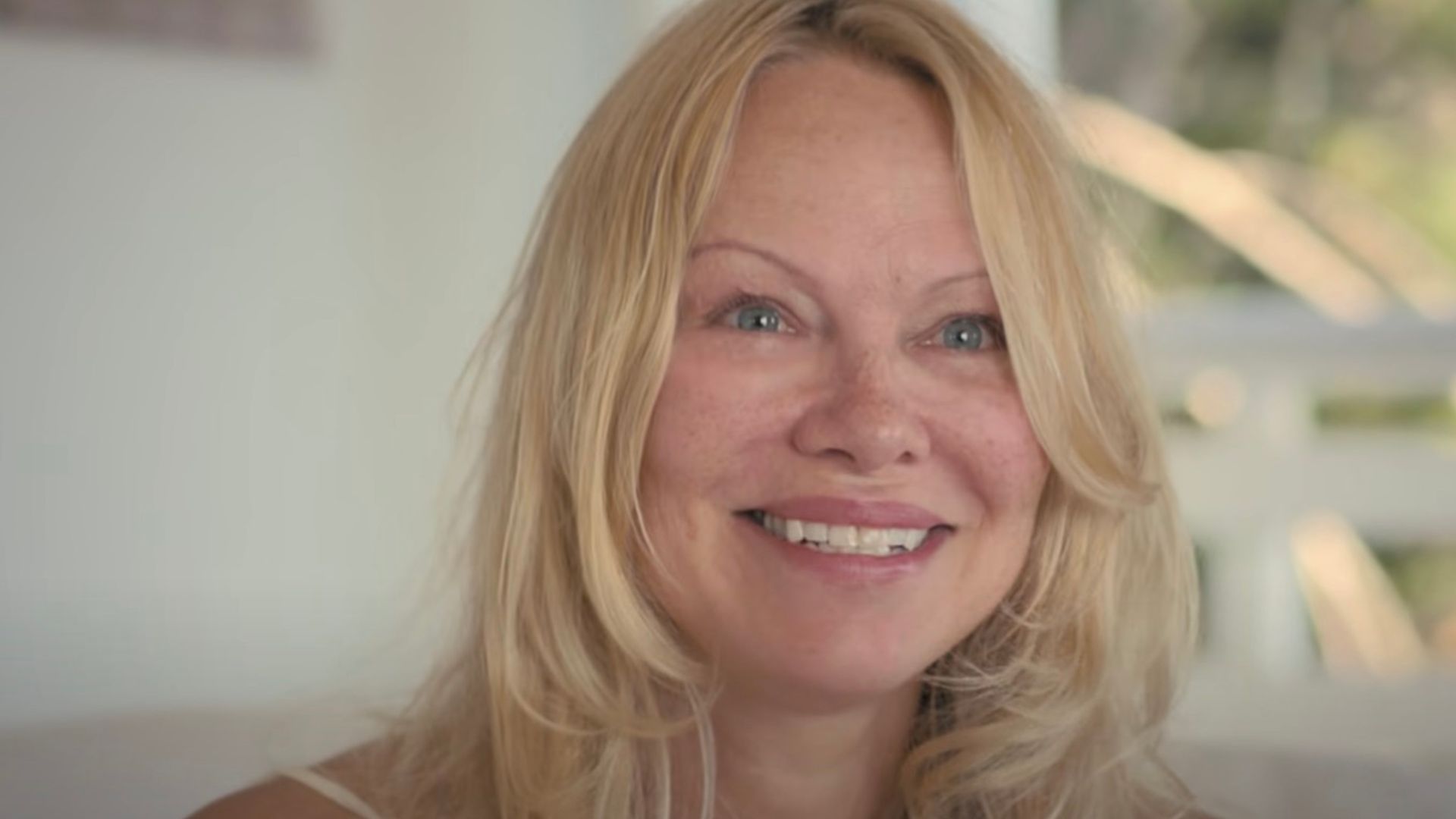 Primo piano del volto di Pamela Anderson senza trucco