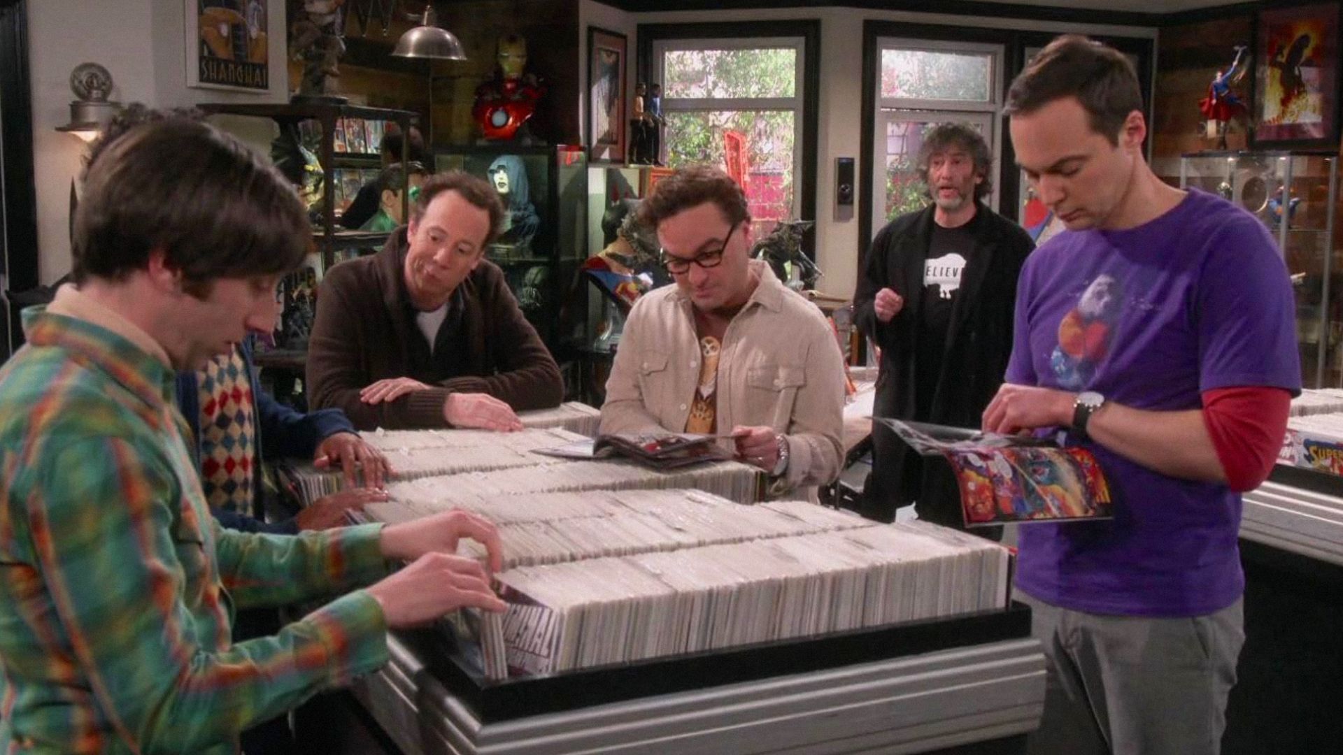 Gli attori Kevin Sussman e Jim Parsons stanno in piedi in un negozio di fumetti guardando i fumetti