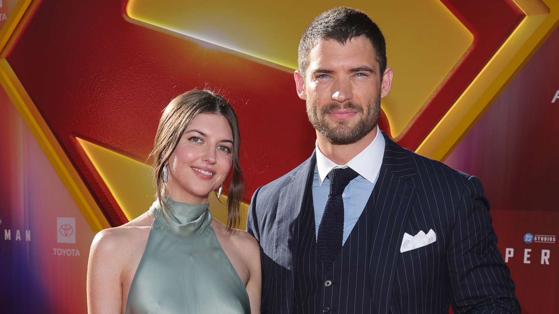 David Corenswet e Julia Warner posano davanti al fondale fotografico