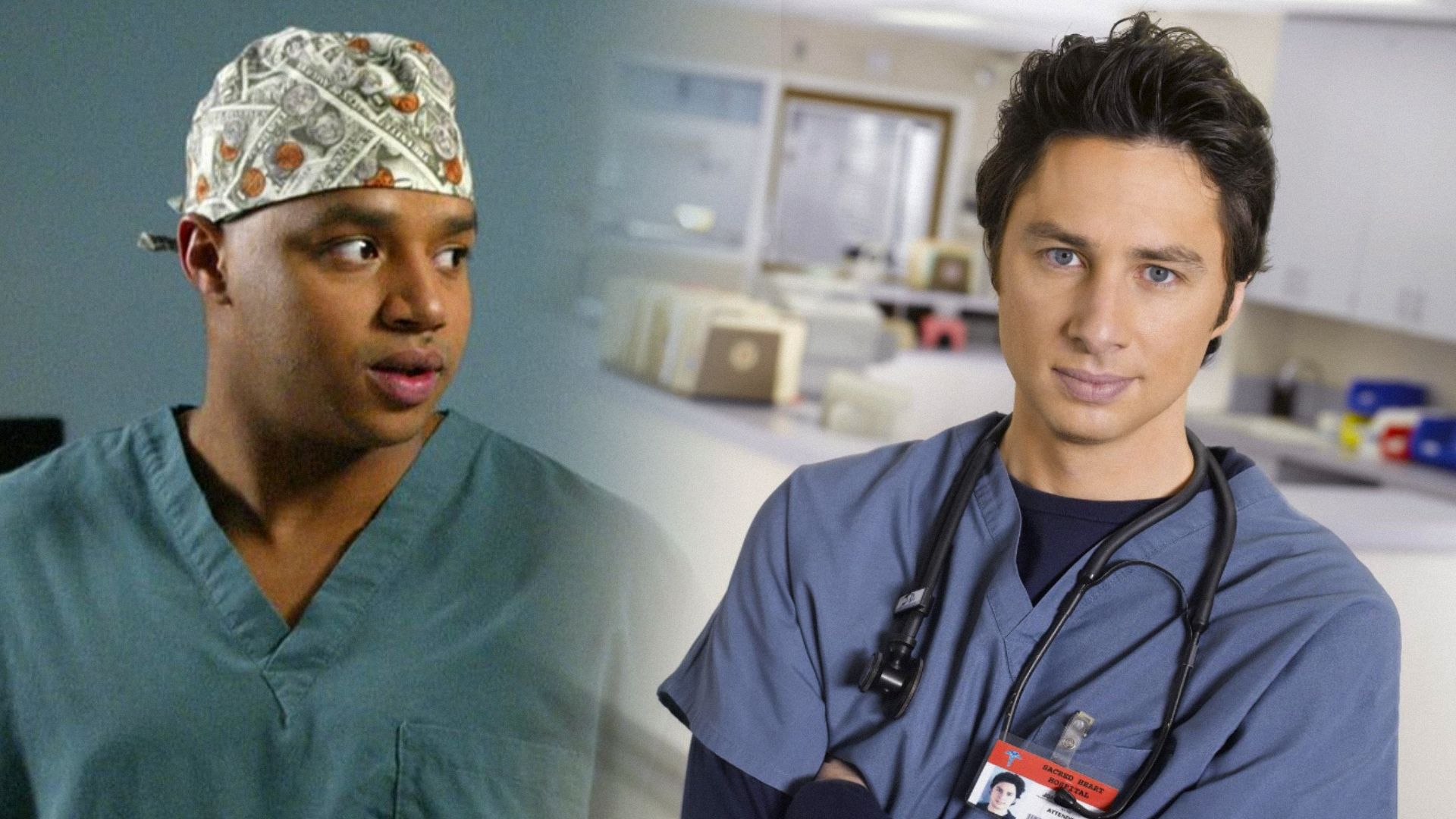 Gli attori Donald Faison e Zach Braff in divise mediche sorridono leggermente