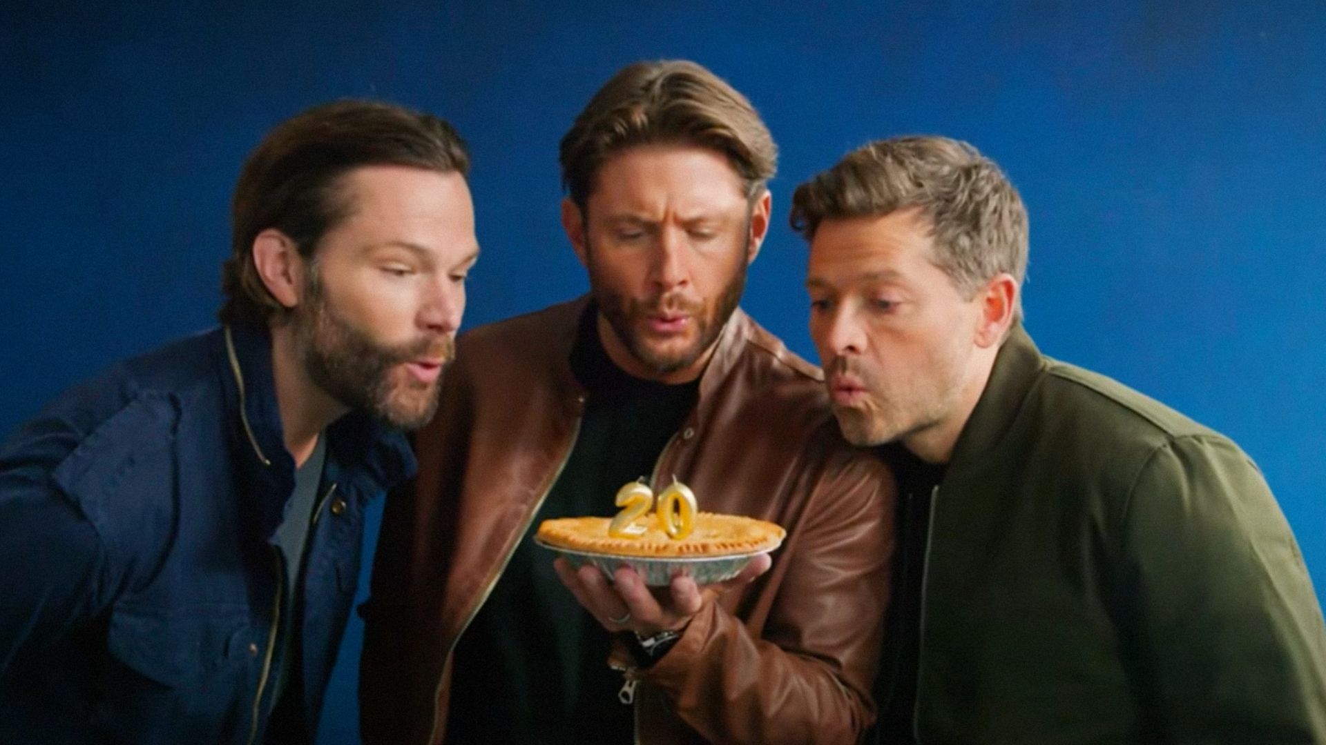 Gli attori Jared Padalecki, Jensen Ackles e Misha Collins spengono le candeline su una torta