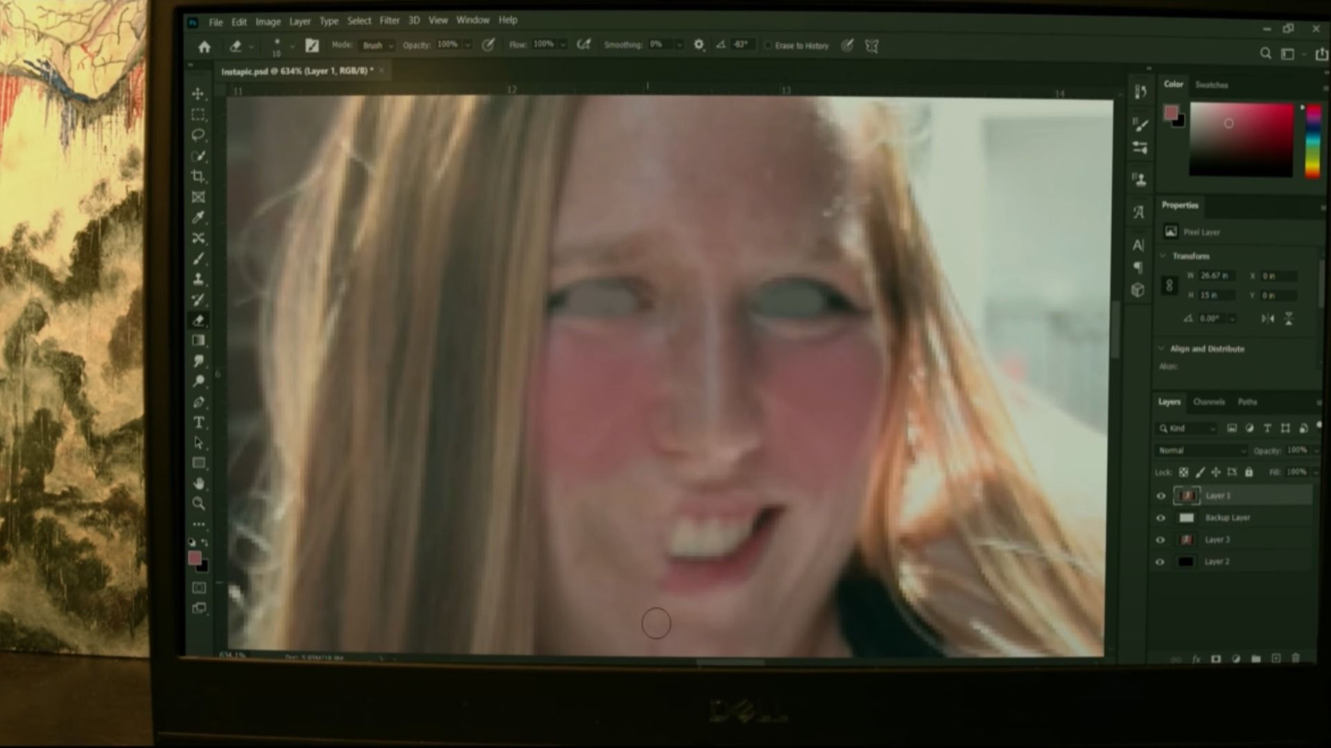 Immagine photoshoppata di una ragazza a cui sono stati cancellati gli occhi
