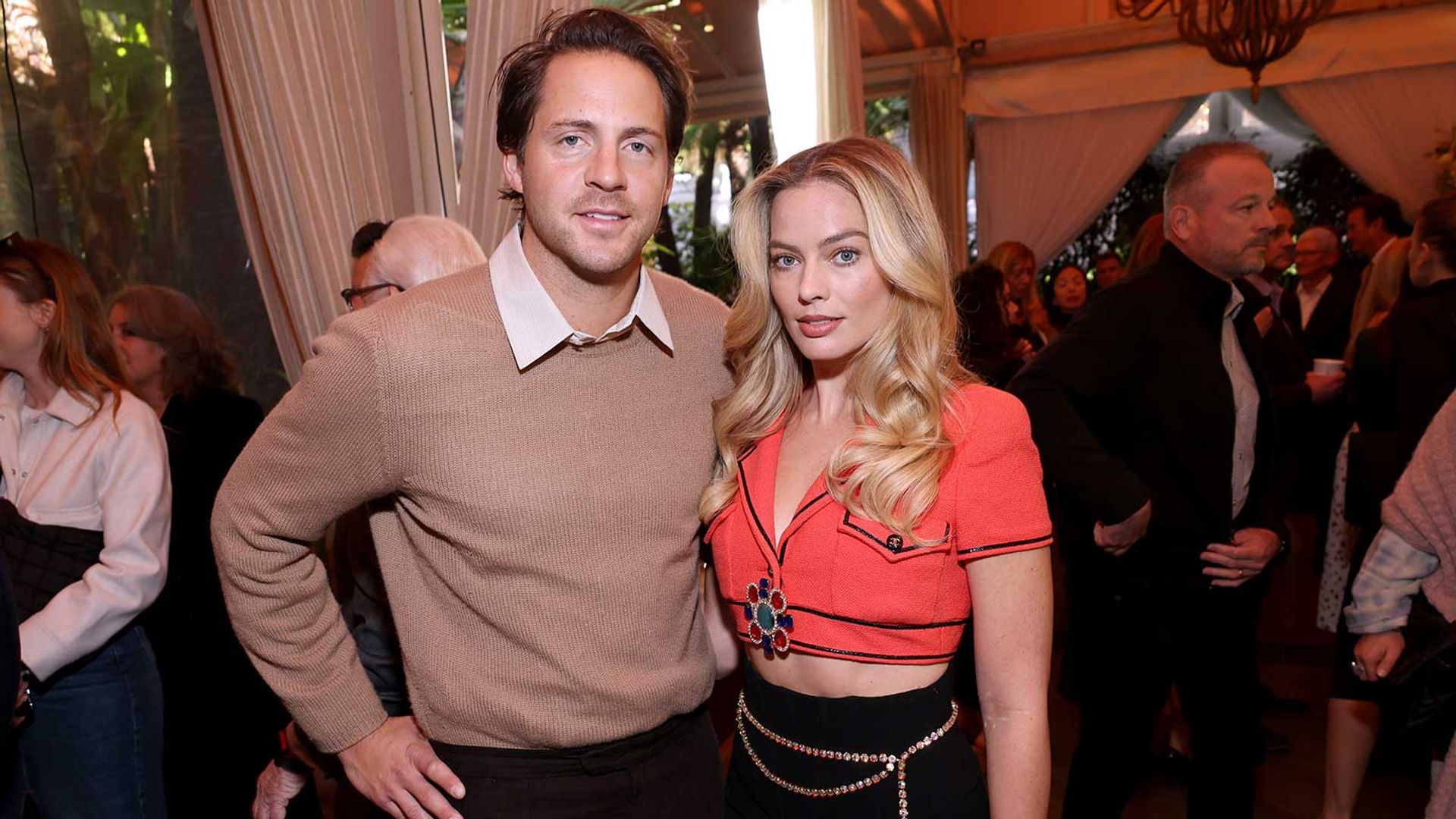 Tom Ackerley e Margot Robbie posano insieme a un evento sociale