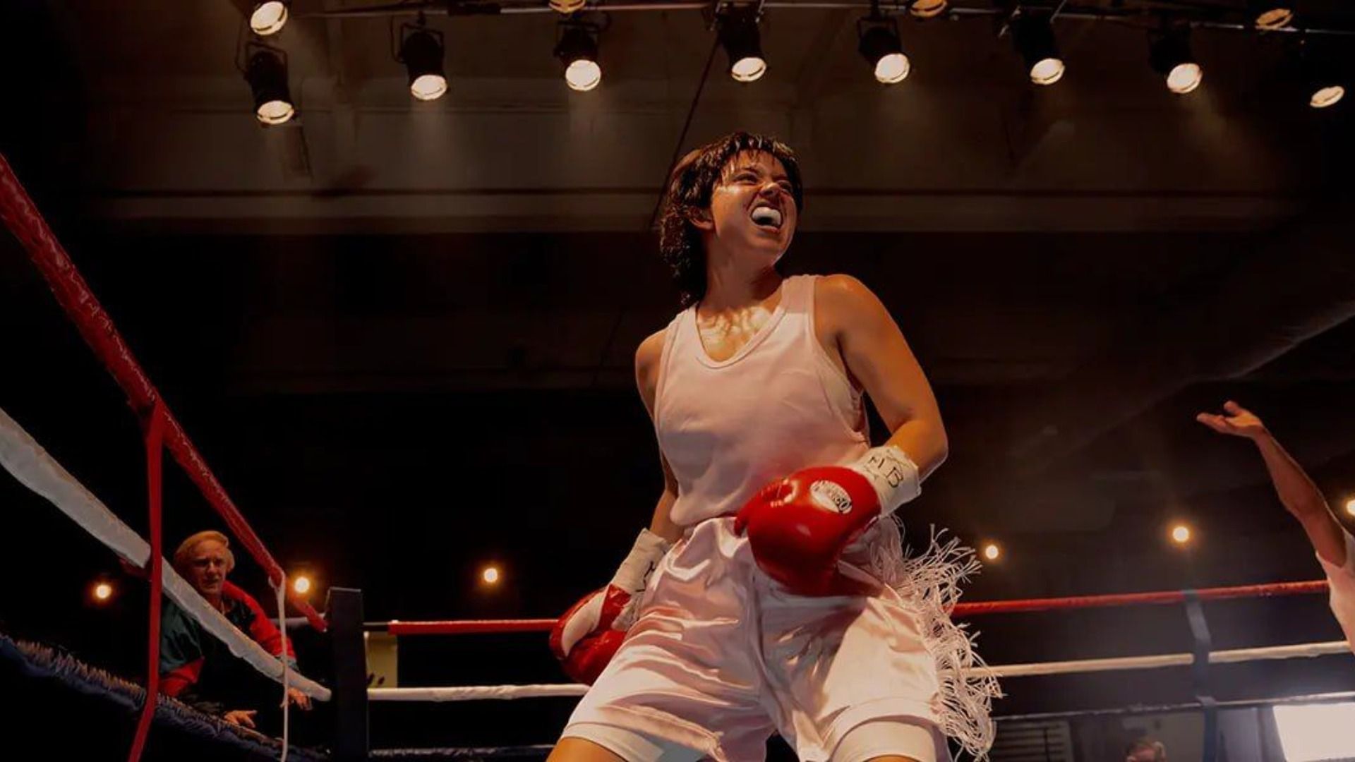 L'attrice Sydney Sweeney in canotta bianca e guantoni rossi sul ring