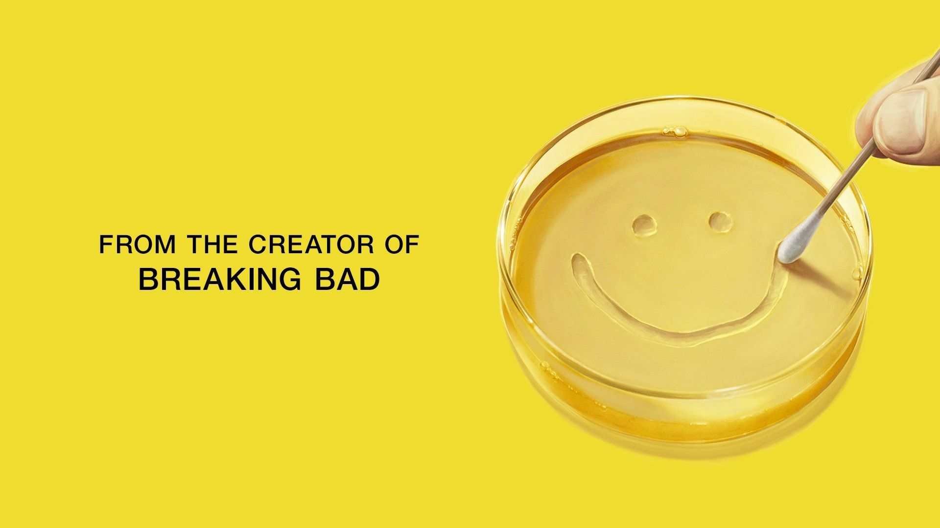 Una mano umana disegna una faccina sorridente con un cotton fioc in una piastra di Petri su sfondo giallo