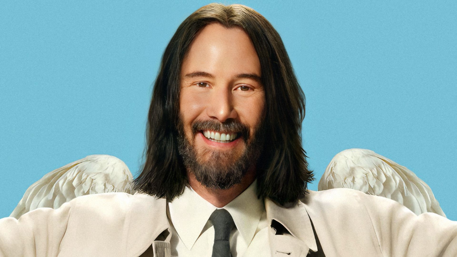 L'attore Keanu Reeves in un cappotto beige con ali bianche sulla schiena sorride alla telecamera su sfondo blu
