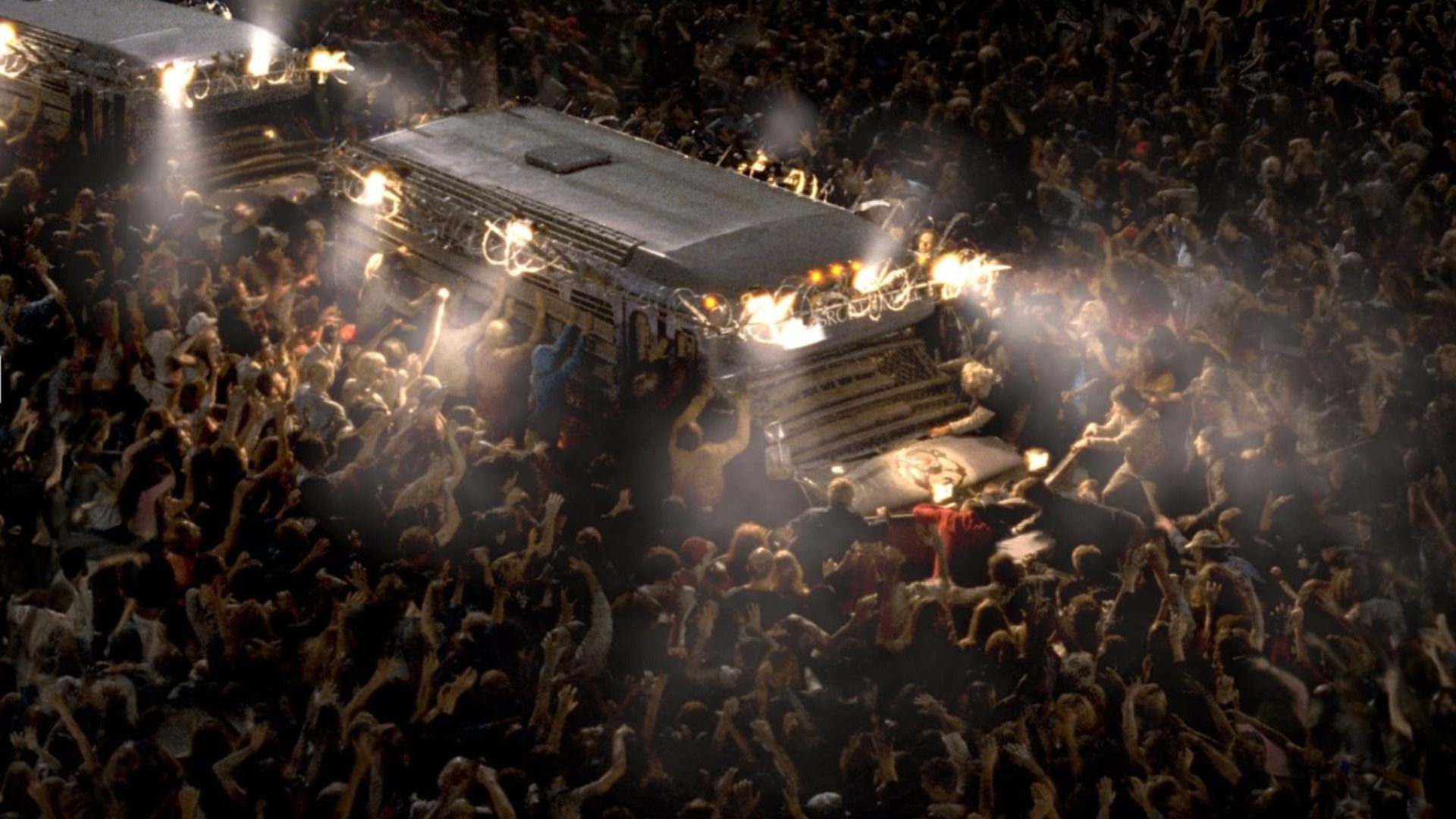 Orde di zombie che circondano un camion bianco di notte