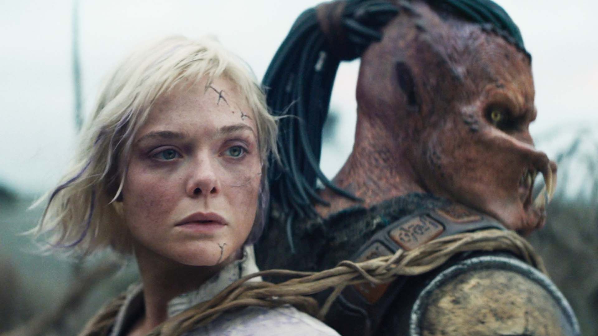 Elle Fanning e il suo co-protagonista in Predator: Badlands