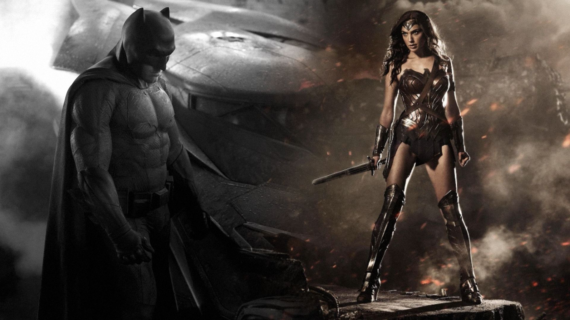 L'attore Ben Affleck in abito nero con corna e l'attrice Gal Gadot in corsetto bordeaux che impugna una spada