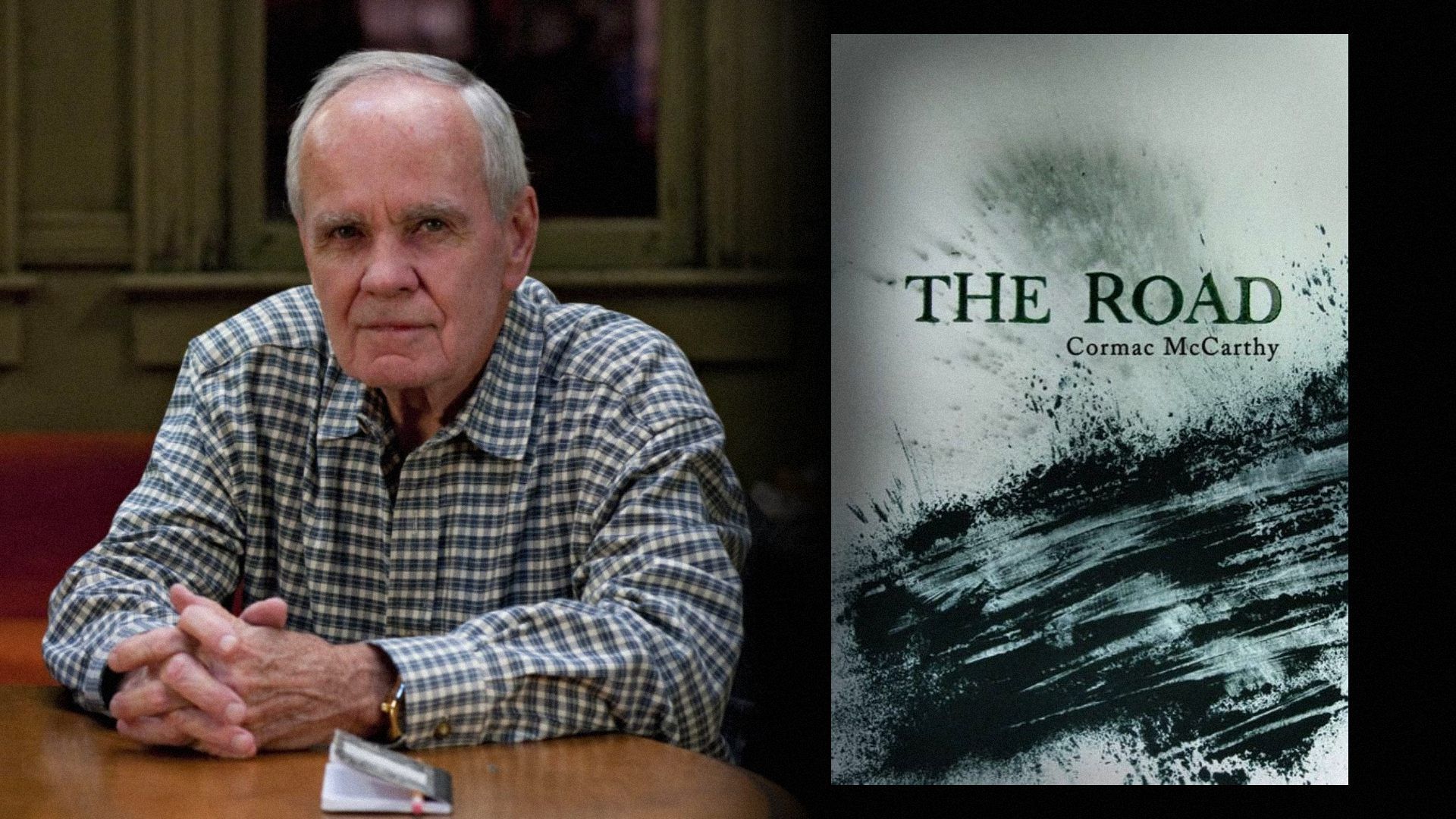 Lo scrittore Cormac McCarthy in camicia a quadri seduto a un tavolo, accanto a una copertina di libro con macchie d'inchiostro nero