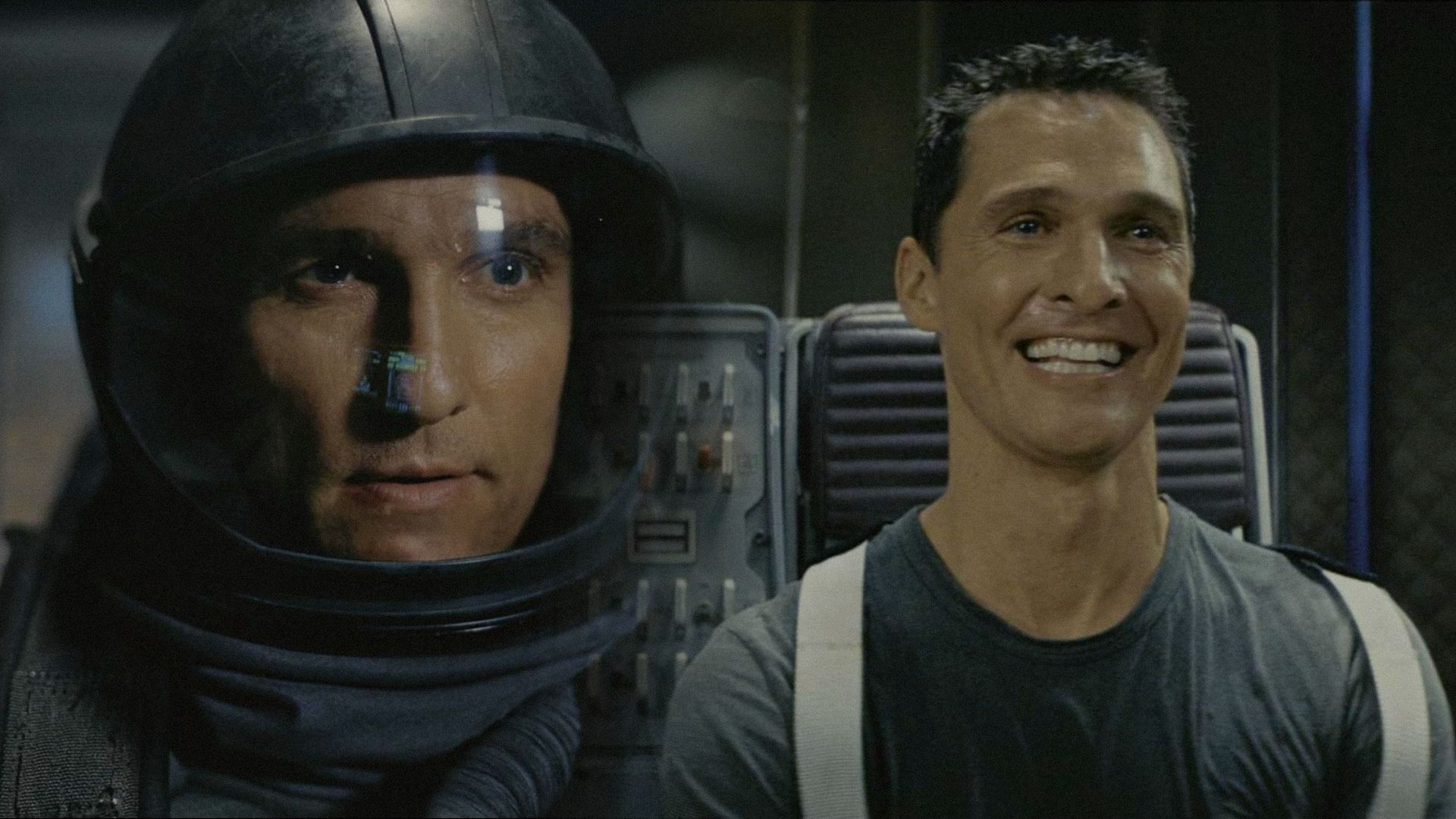 L'attore Matthew McConaughey sorride in tuta spaziale e senza