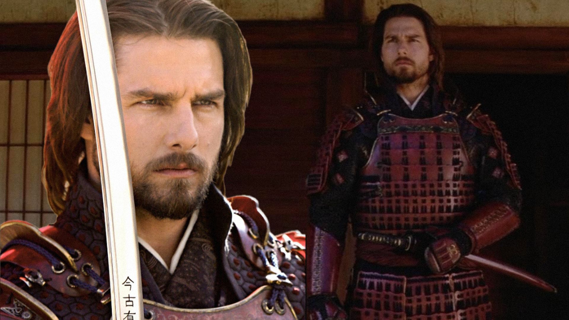 L'attore Tom Cruise in armatura samurai rossa sta in piedi tenendo una spada