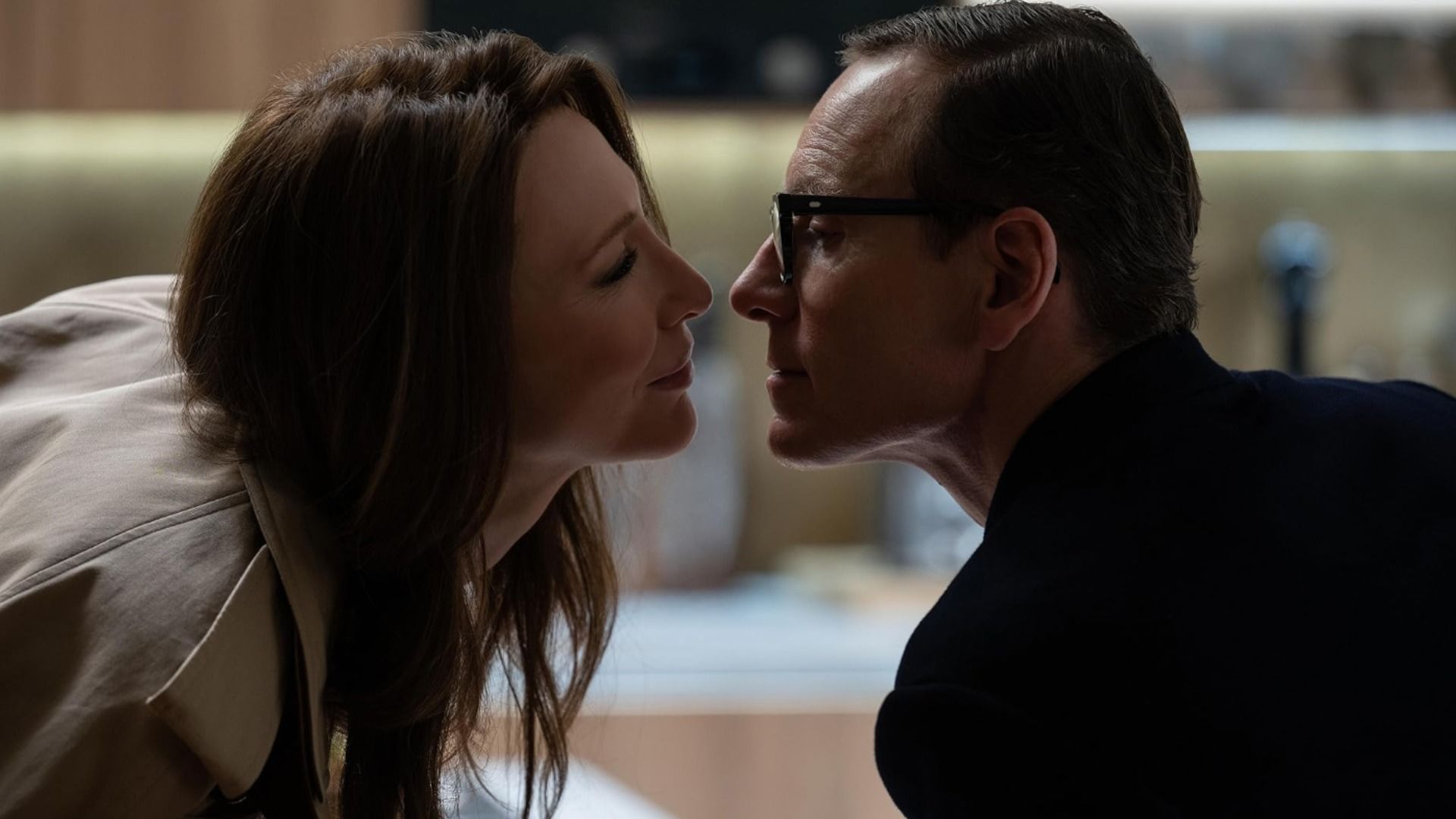 Gli attori Cate Blanchett e Michael Fassbender si baciano su uno sfondo sfocato