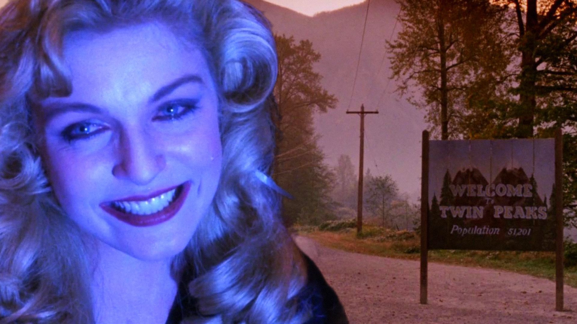 L'attrice Sheryl Lee sorride in una luce blu accanto a una strada con un cartello di legno che dice Twin Peaks
