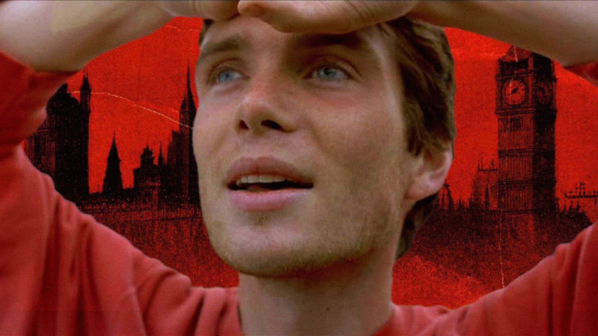 L'attore Cillian Murphy alza le mani alla testa e sorride sullo sfondo del profilo di Londra in toni rossi