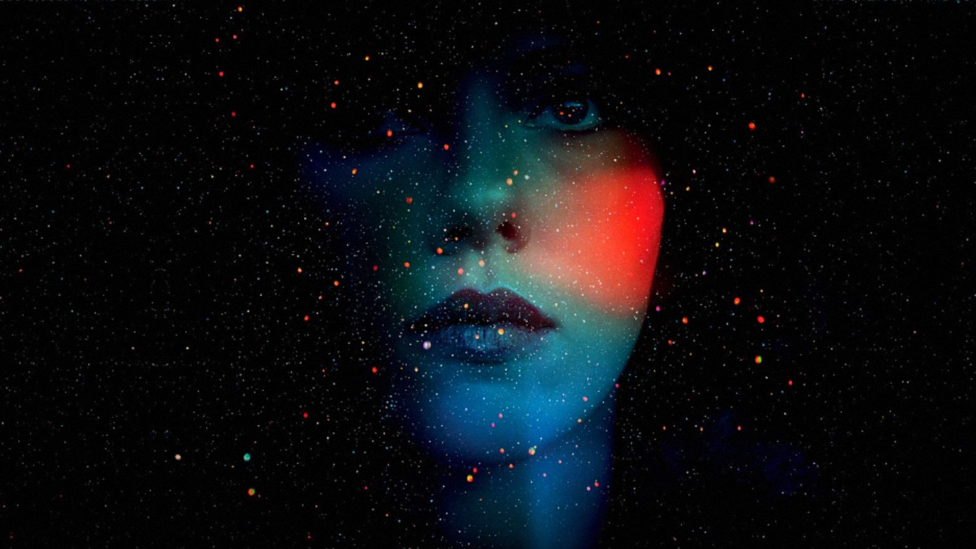 Il volto dell'attrice Scarlett Johansson su uno sfondo nero stellato
