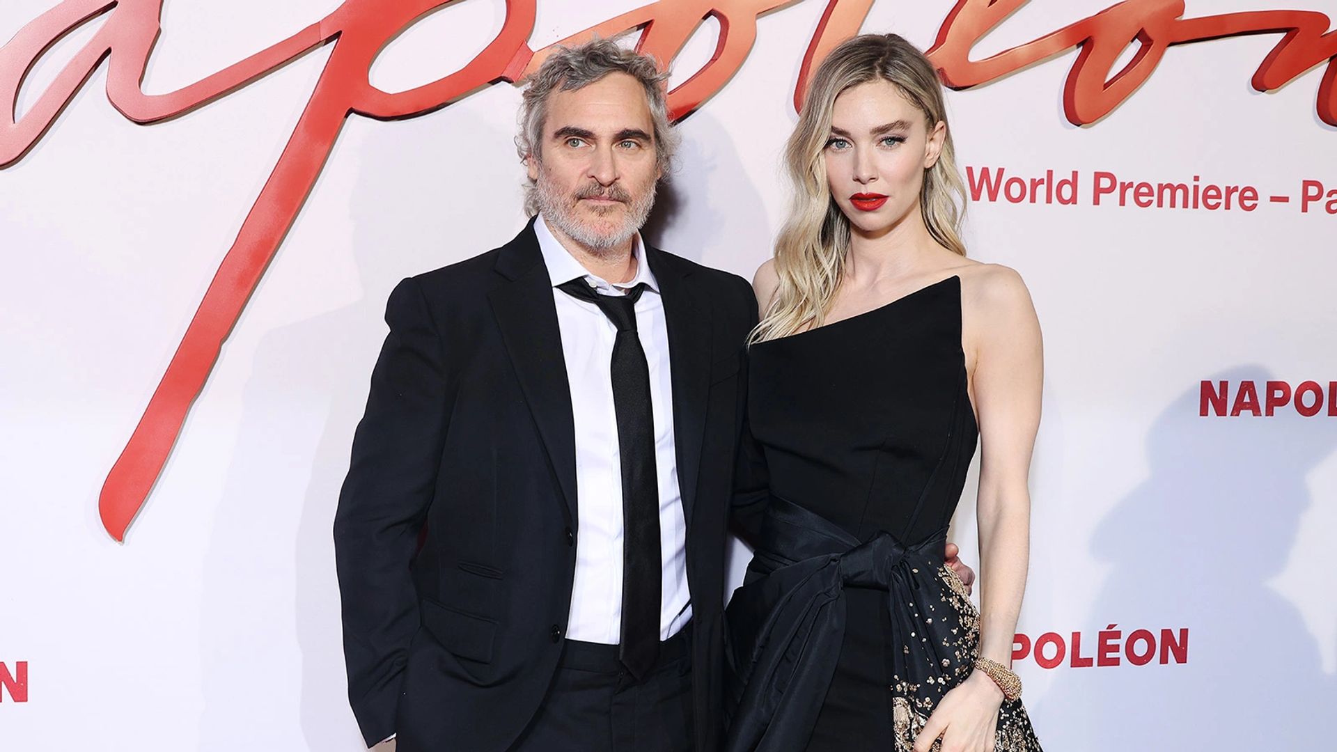 Joaquin Phoenix e Vanessa Kirby posano sul red carpet alla première del film "Napoleon", entrambi indossano eleganti abiti neri