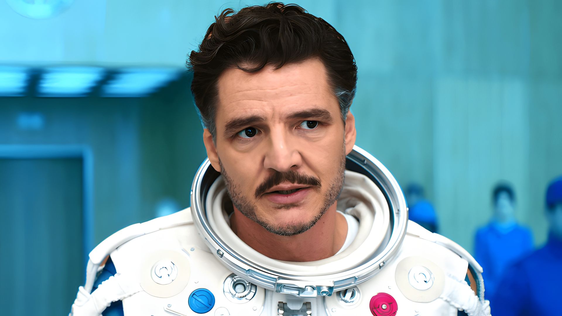 Pedro Pascal in tuta da astronauta senza casco