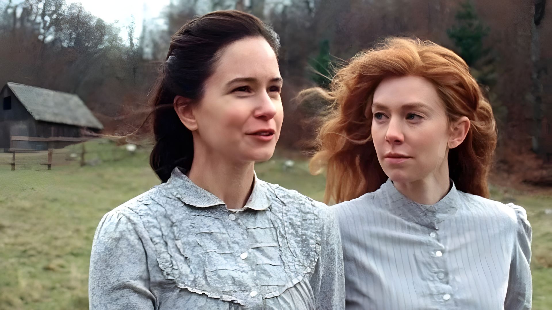 Vanessa Kirby e Katherine Waterston in abiti d'epoca camminano attraverso un campo
