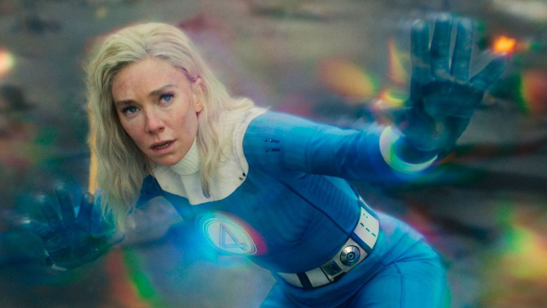 Vanessa Kirby in costume dei Fantastici Quattro usa i suoi superpoteri con energie arcobaleno che brillano intorno a lei