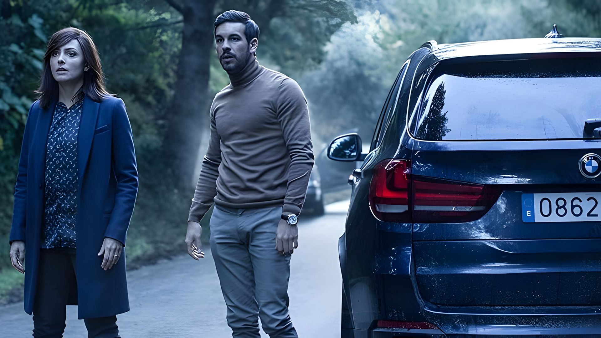 Mario Casas e Ana Wagener con espressioni sorprese in piedi per strada, palette di colori freddi