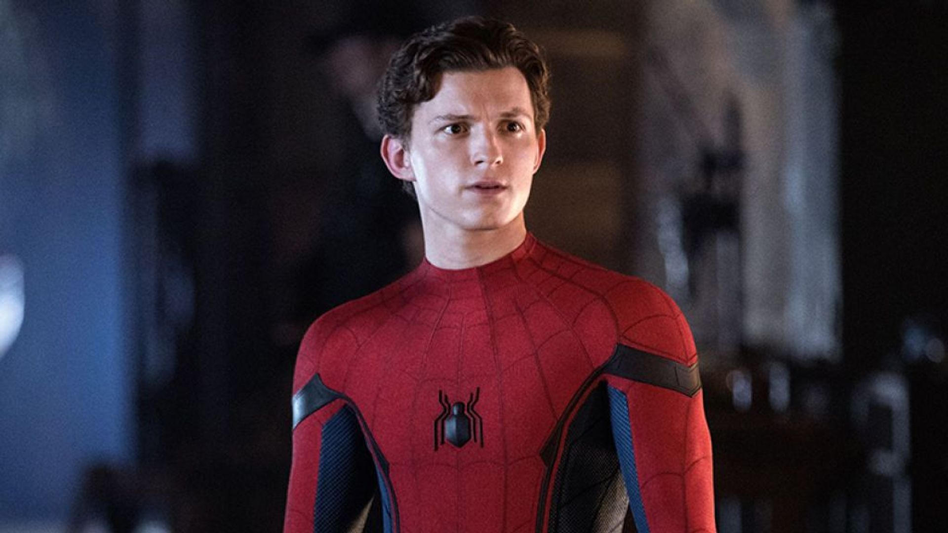 Tom Holland in costume da Spider-Man con espressione sorpresa