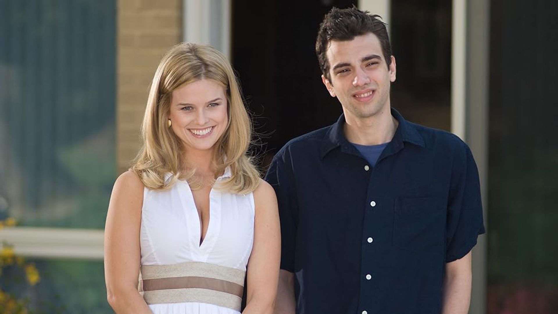 Jay Baruchel e Alice Eve in piedi uno accanto all'altra per strada, una scena del film