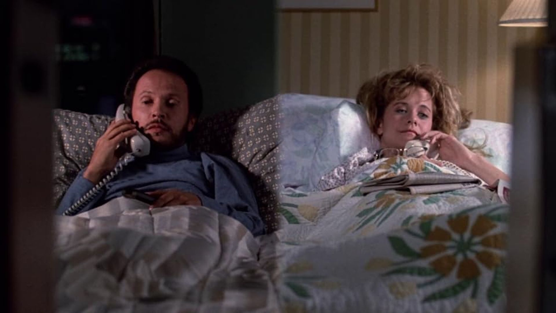 Meg Ryan e Billy Crystal ognuno sdraiato nel proprio letto mentre parlano al telefono