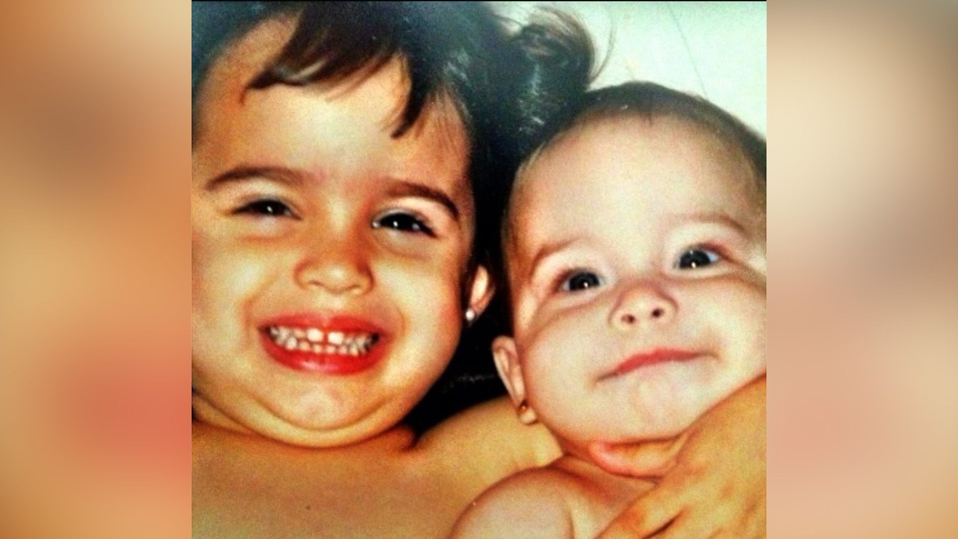 Sofia Carson con la sorella minore Paulina nell'infanzia
